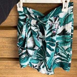 Floral mini skirt with front ruffles